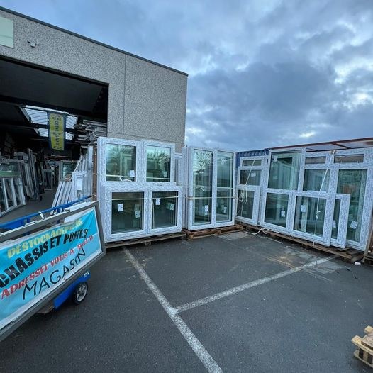 Châssis et fenêtres PVC exposés devant le magasin