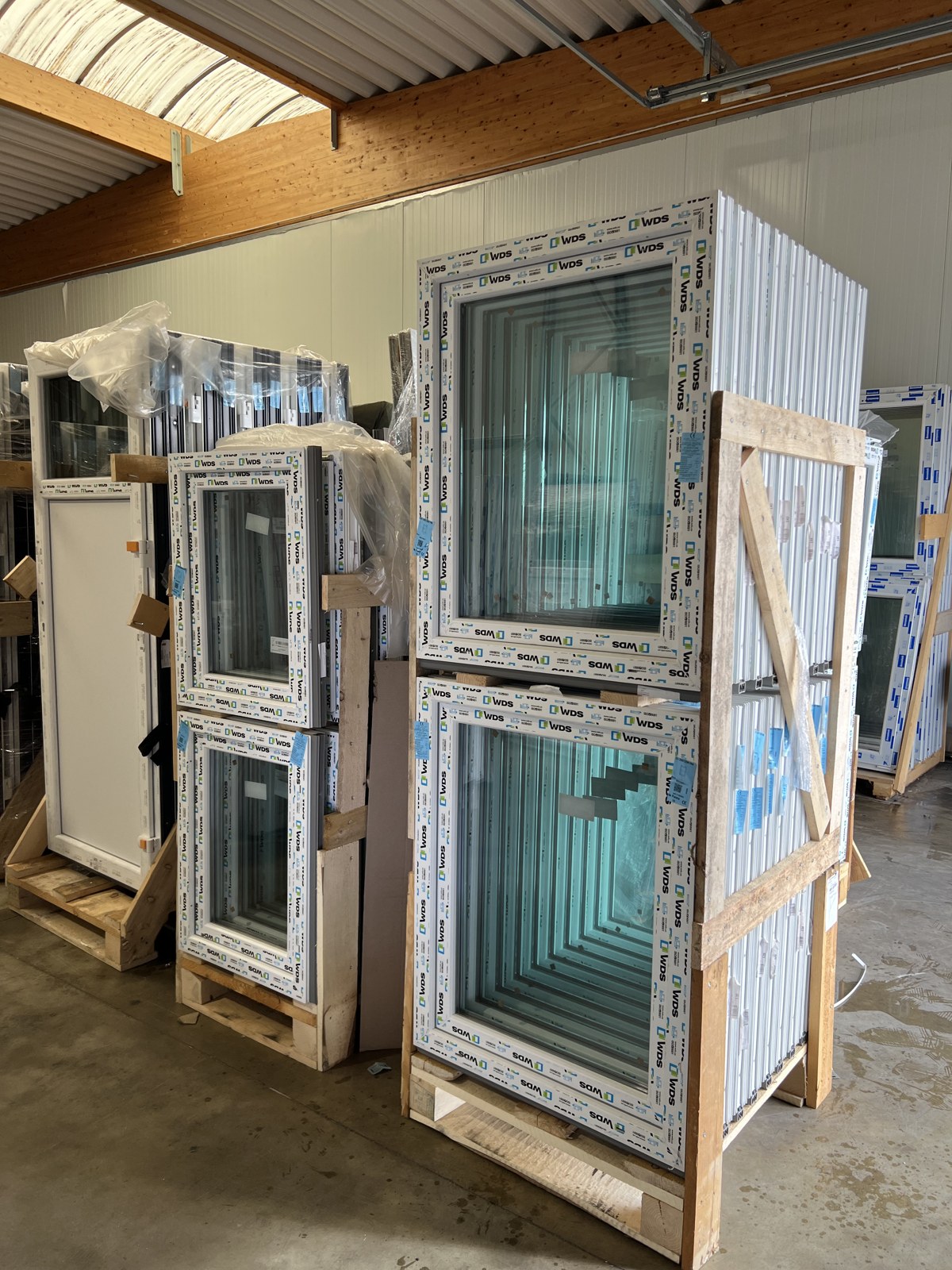 Châssis PVC double vitrage stockés en dépôt