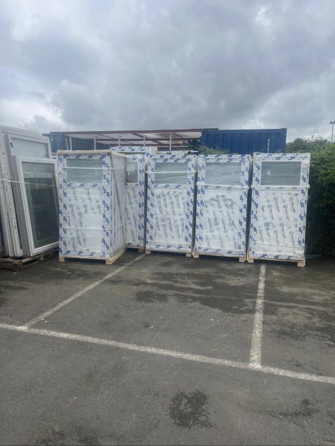Dépôt de châssis PVC en déstockage
