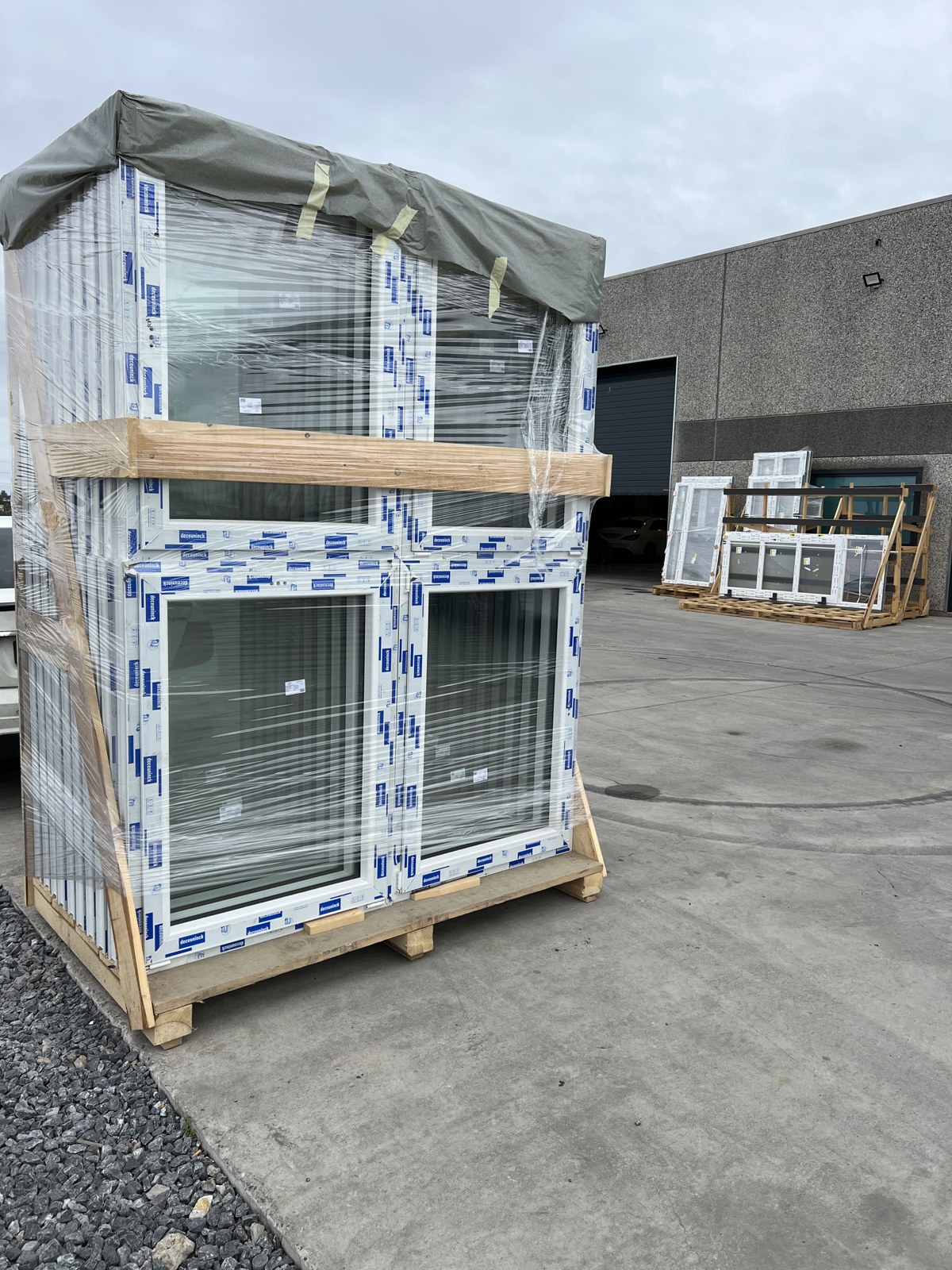 Palette de châssis PVC Deceuninck neufs en stock